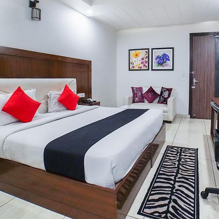 Hotel Collection O Prem Ratna Dehradun Esterno foto