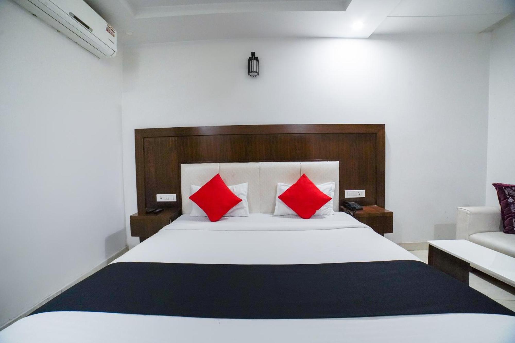 Hotel Collection O Prem Ratna Dehradun Esterno foto