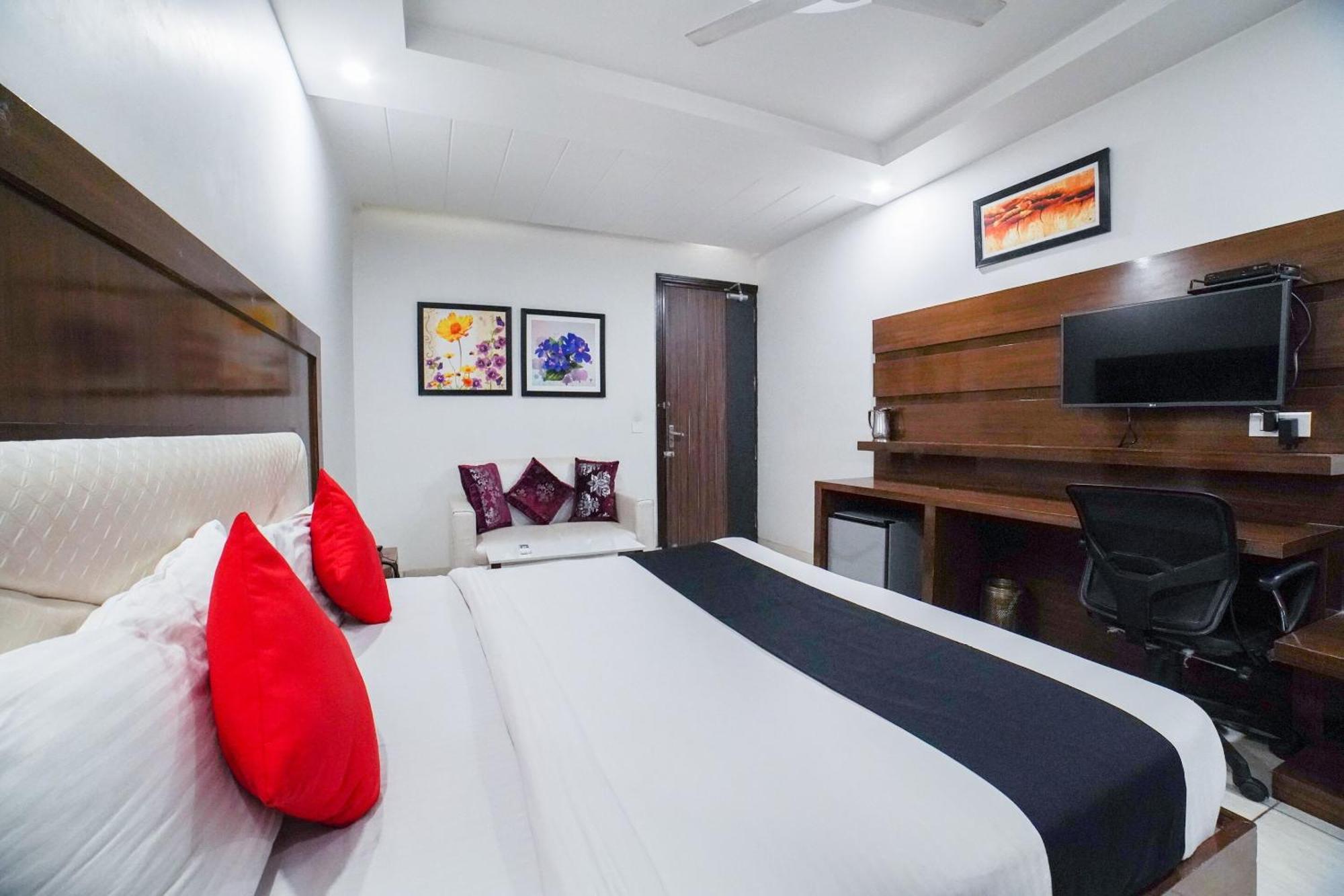 Hotel Collection O Prem Ratna Dehradun Esterno foto