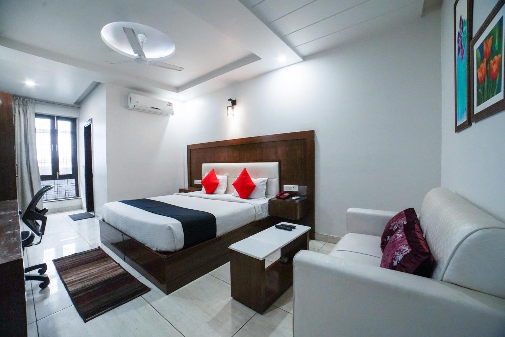 Hotel Collection O Prem Ratna Dehradun Esterno foto