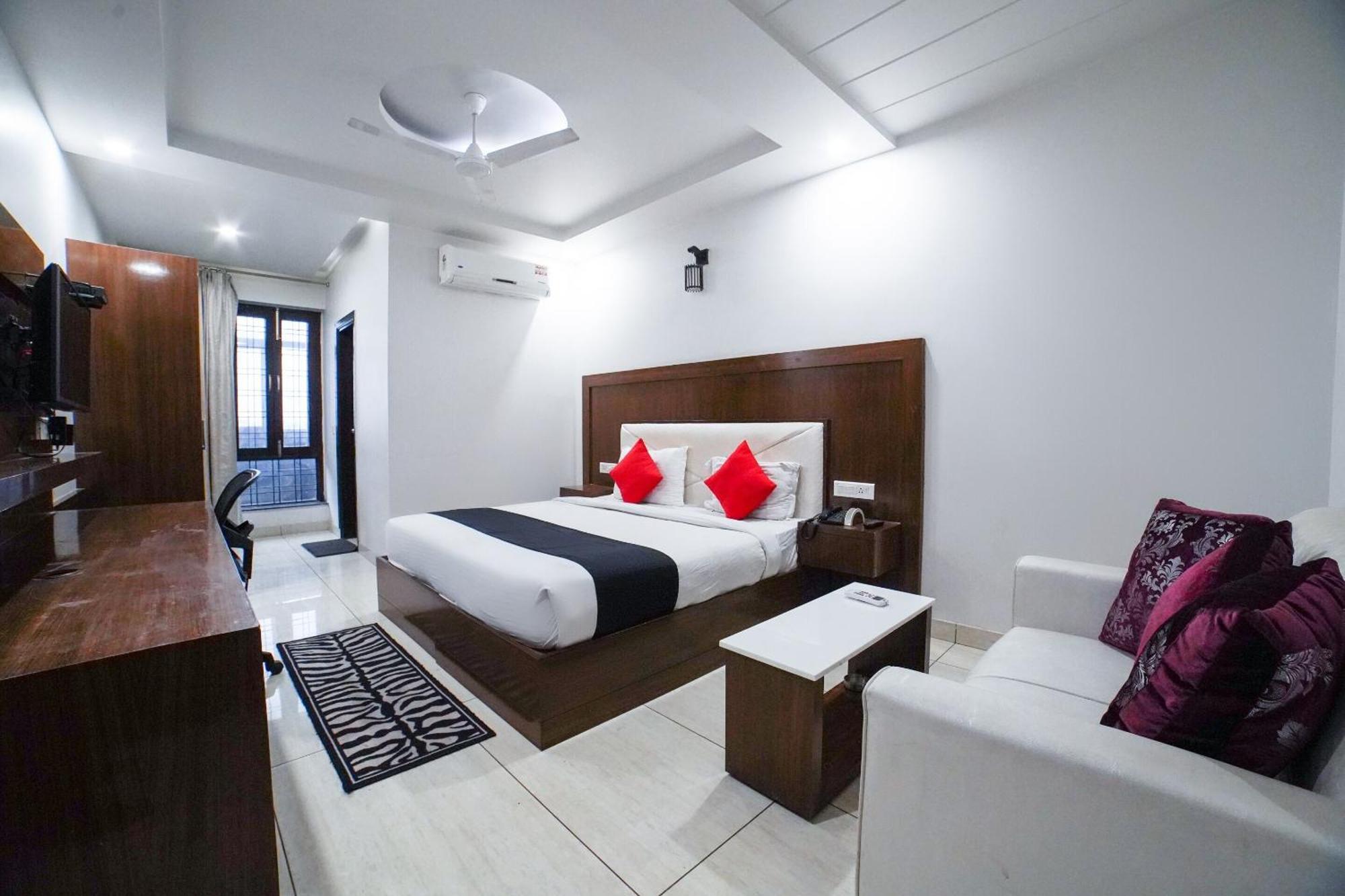 Hotel Collection O Prem Ratna Dehradun Esterno foto