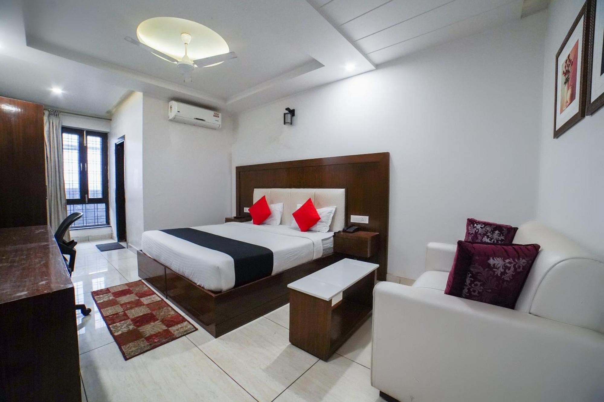 Hotel Collection O Prem Ratna Dehradun Esterno foto