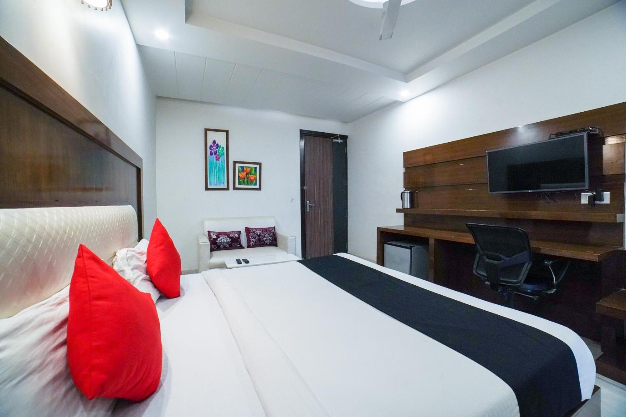Hotel Collection O Prem Ratna Dehradun Esterno foto