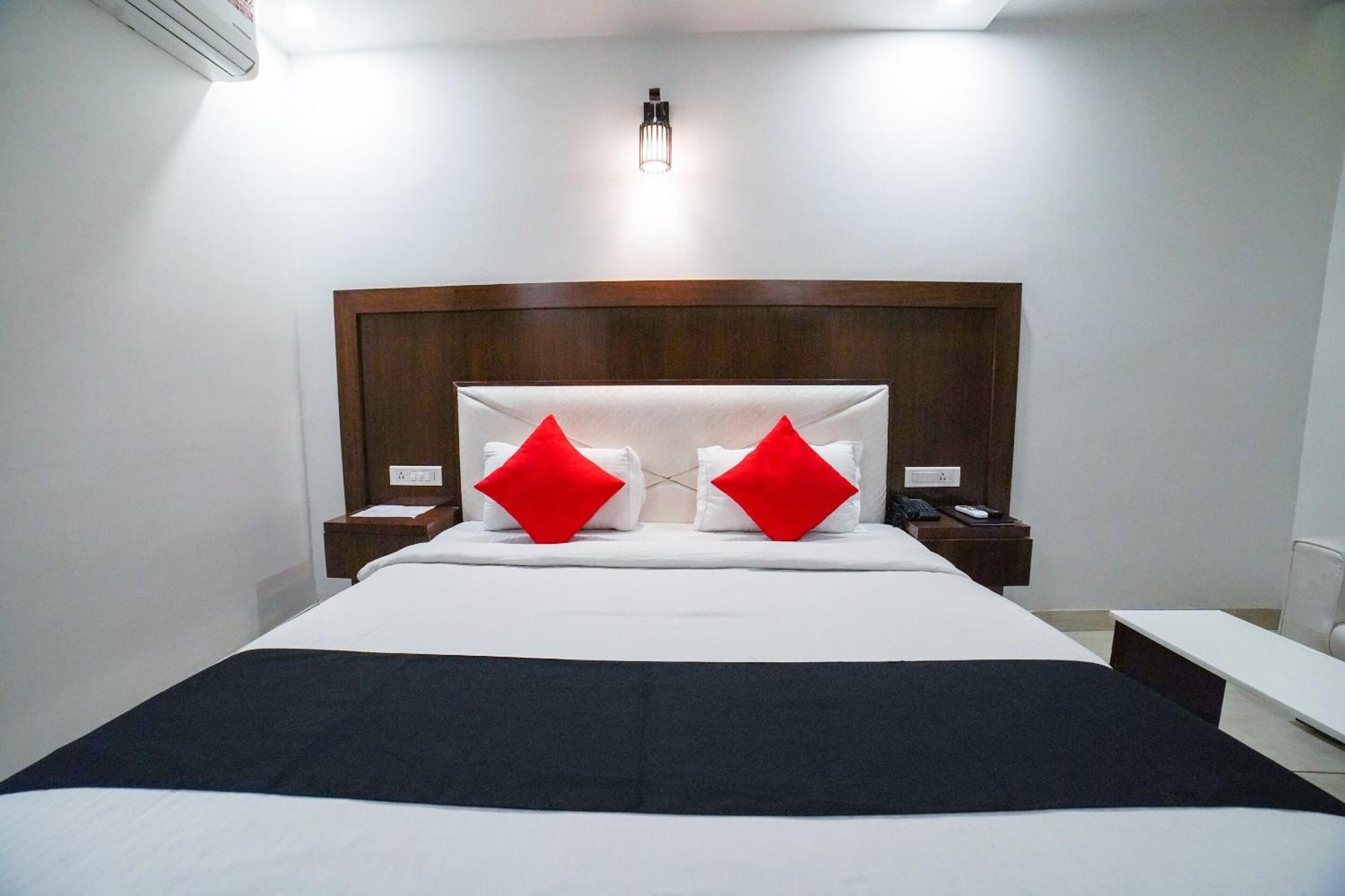 Hotel Collection O Prem Ratna Dehradun Esterno foto