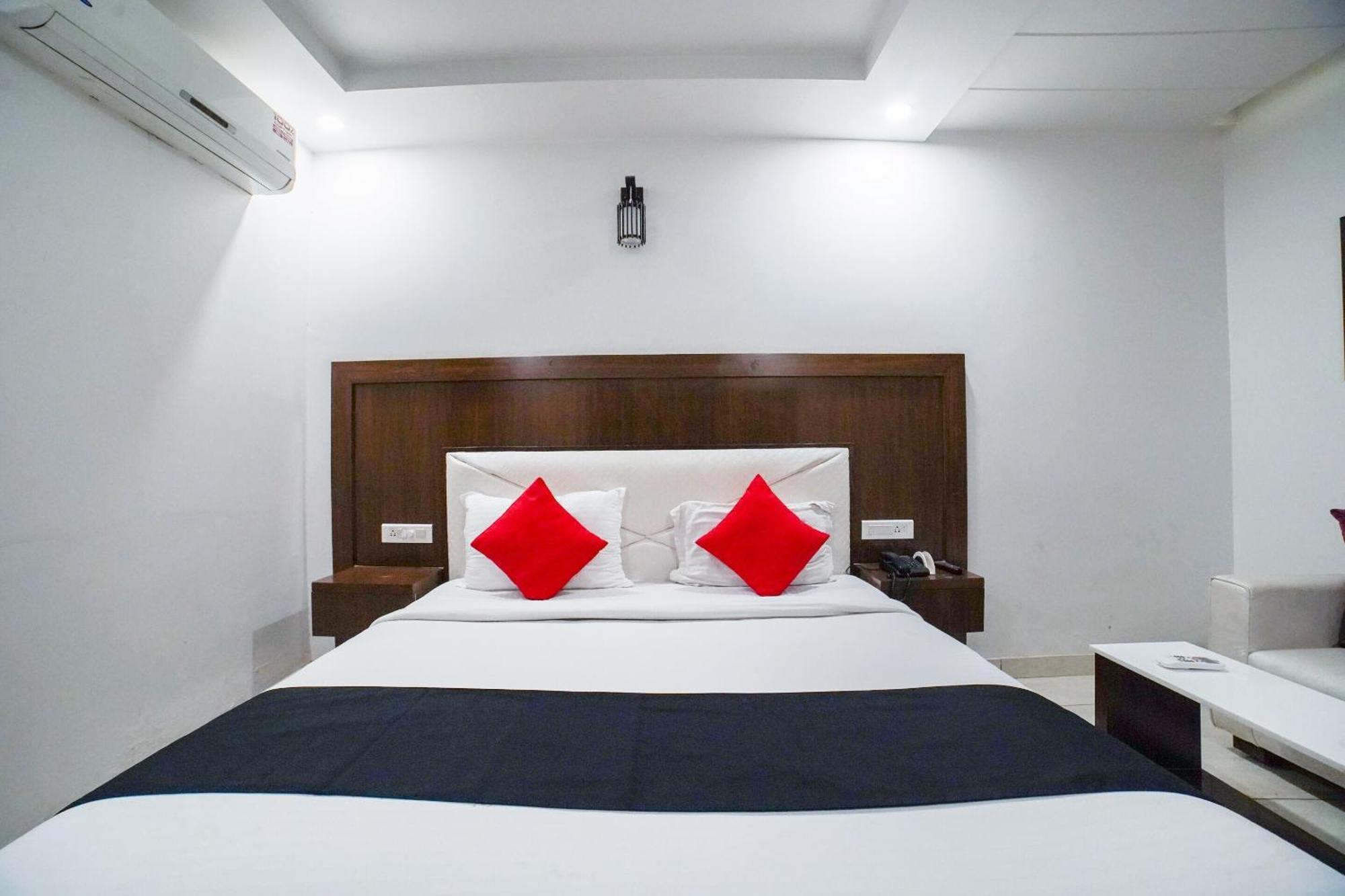 Hotel Collection O Prem Ratna Dehradun Esterno foto