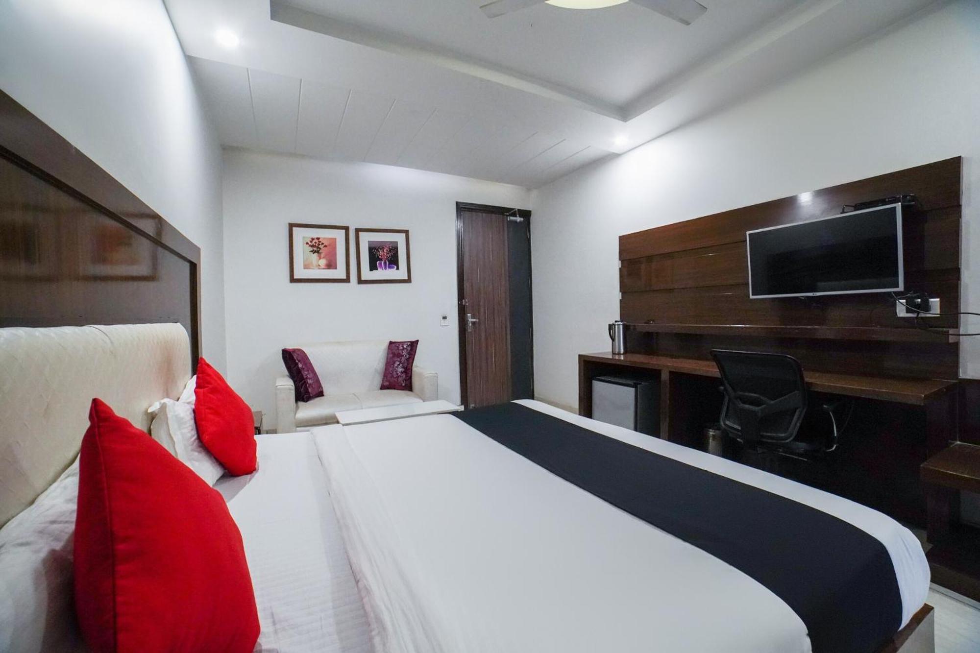 Hotel Collection O Prem Ratna Dehradun Esterno foto