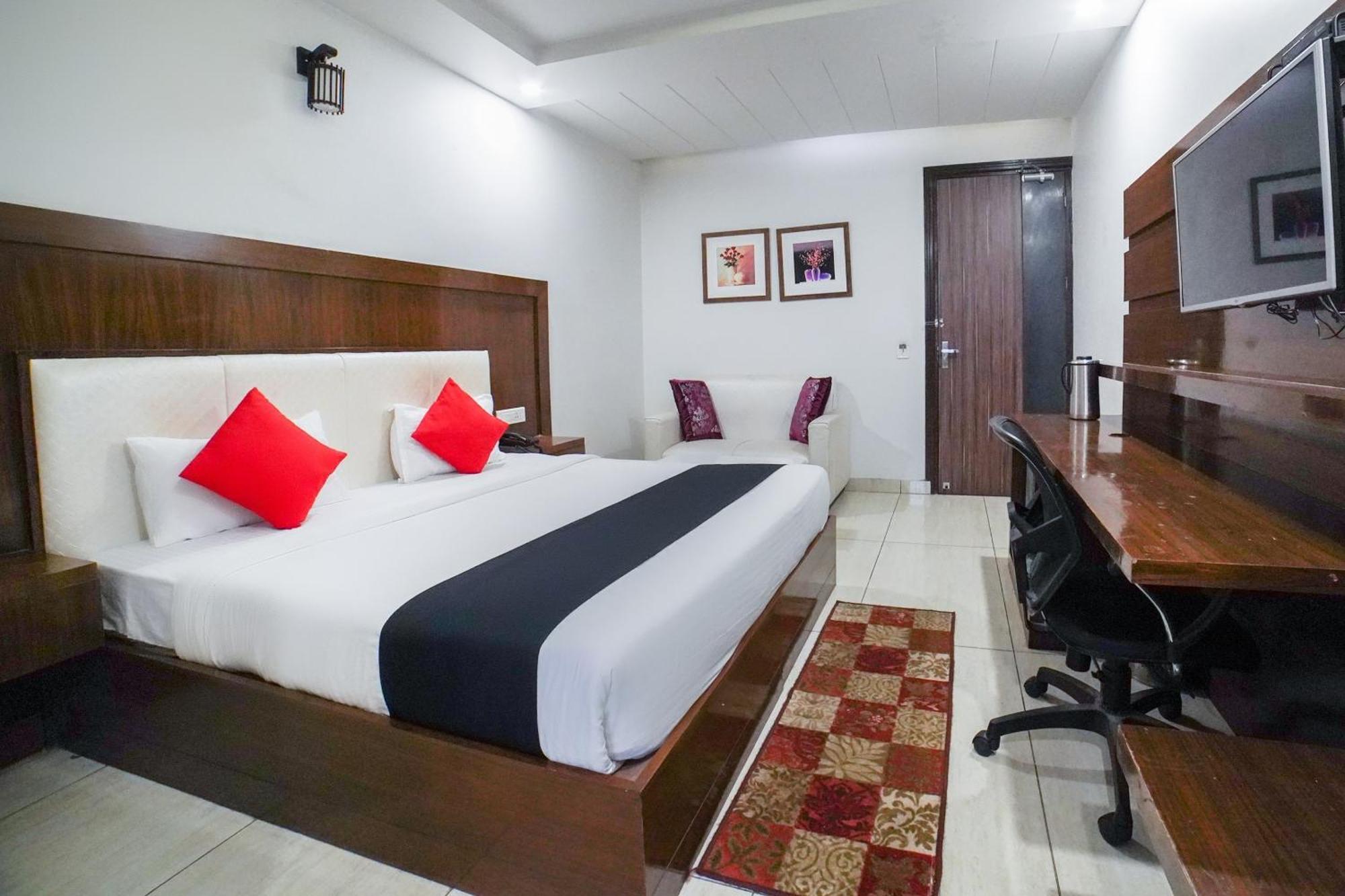 Hotel Collection O Prem Ratna Dehradun Esterno foto