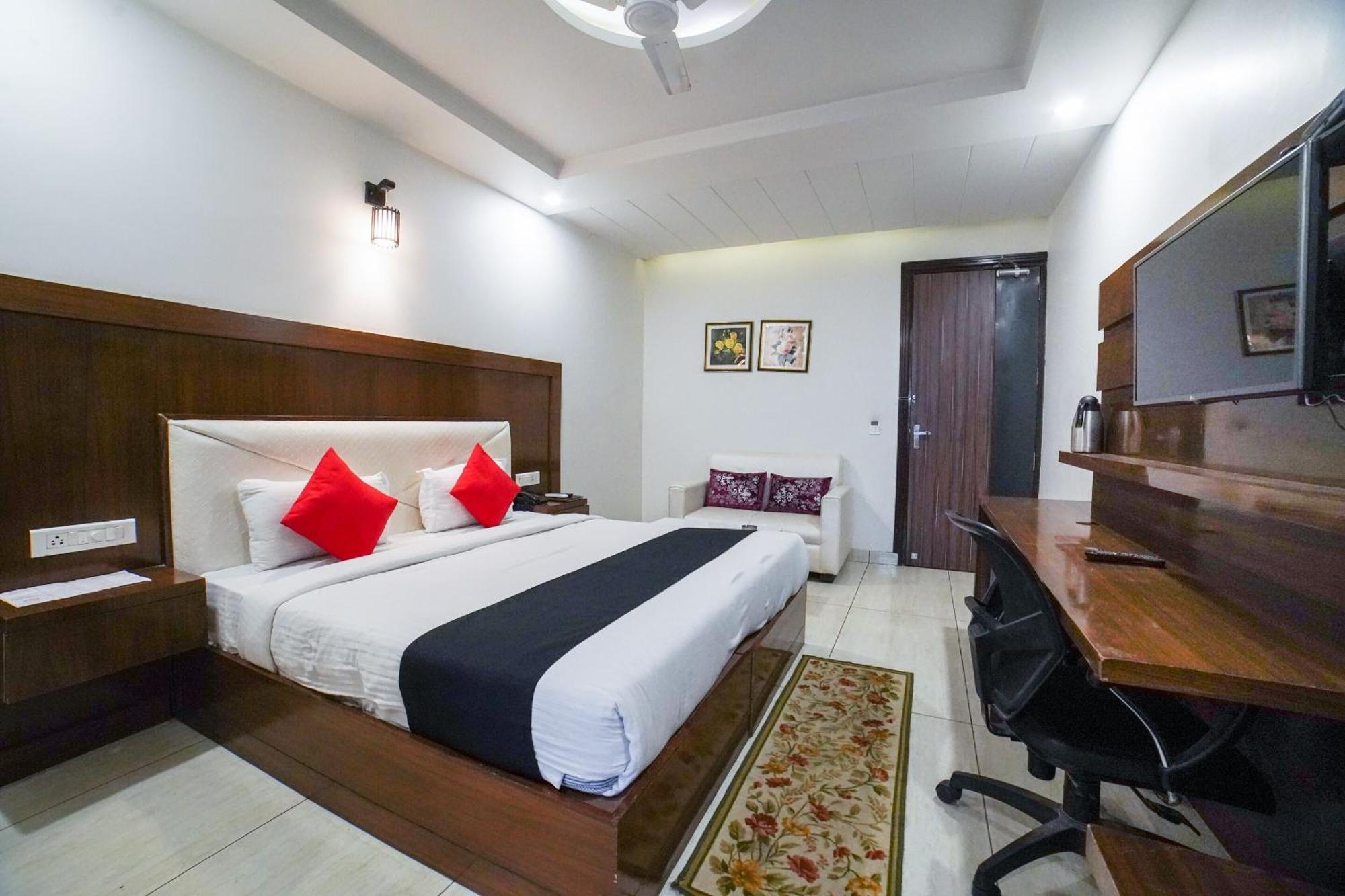 Hotel Collection O Prem Ratna Dehradun Esterno foto