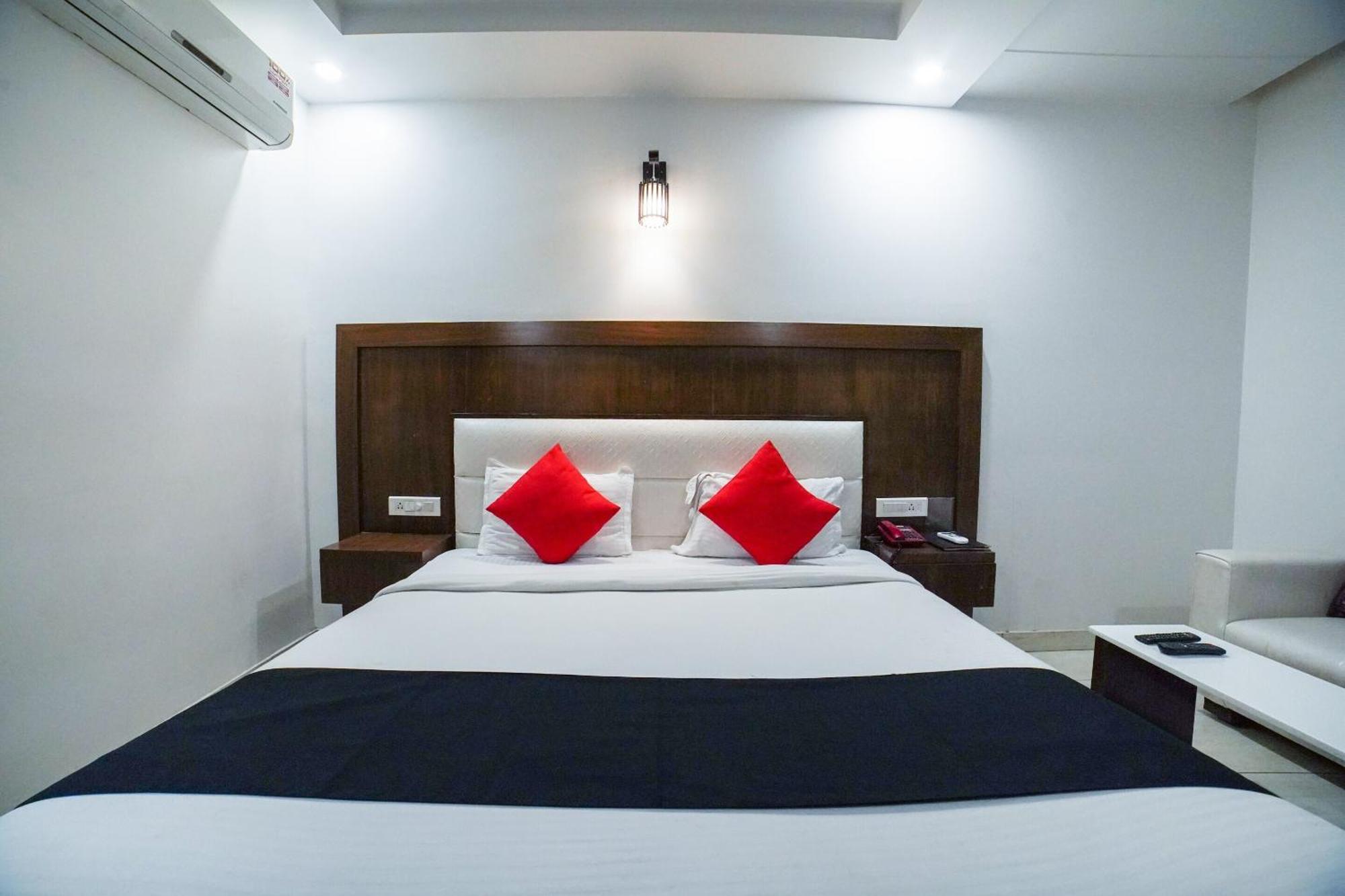 Hotel Collection O Prem Ratna Dehradun Esterno foto