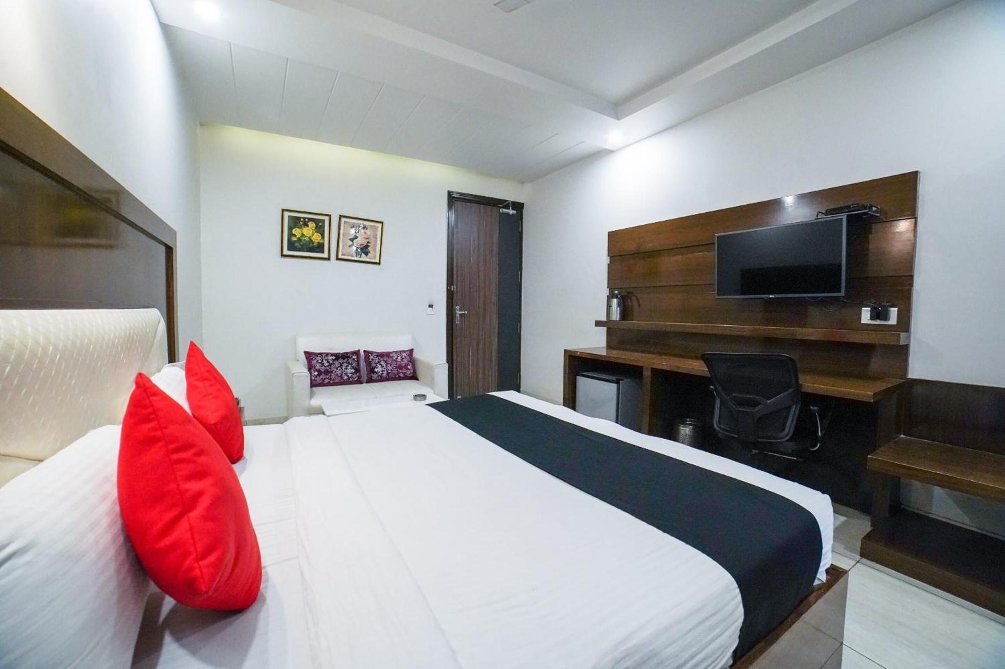 Hotel Collection O Prem Ratna Dehradun Esterno foto