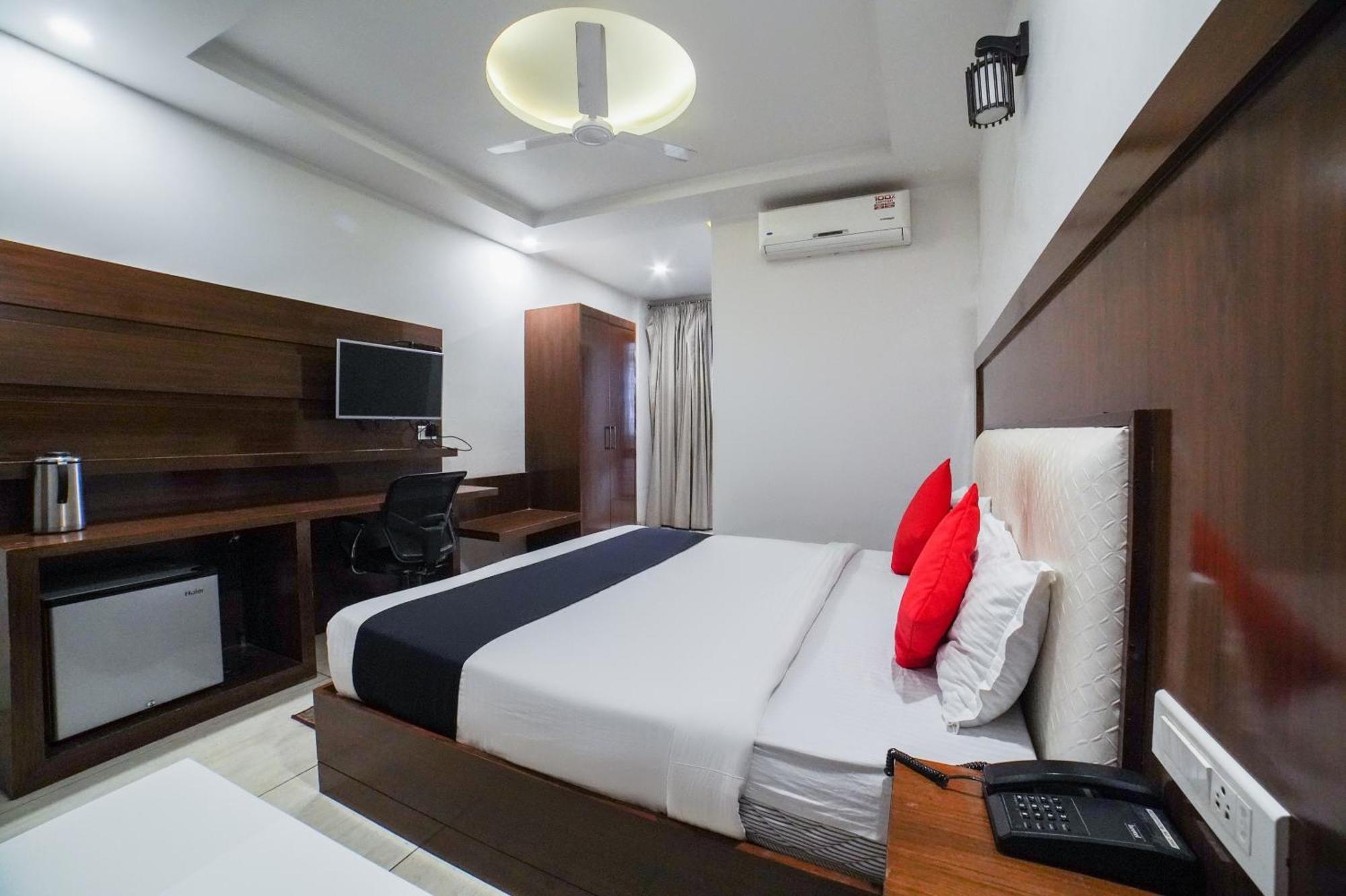 Hotel Collection O Prem Ratna Dehradun Esterno foto